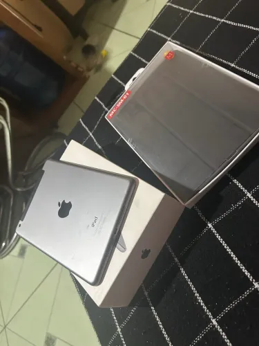 IPad mini 2 com caixa, película e capinha magnética 