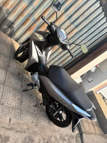 Honda Biz 125 cinza