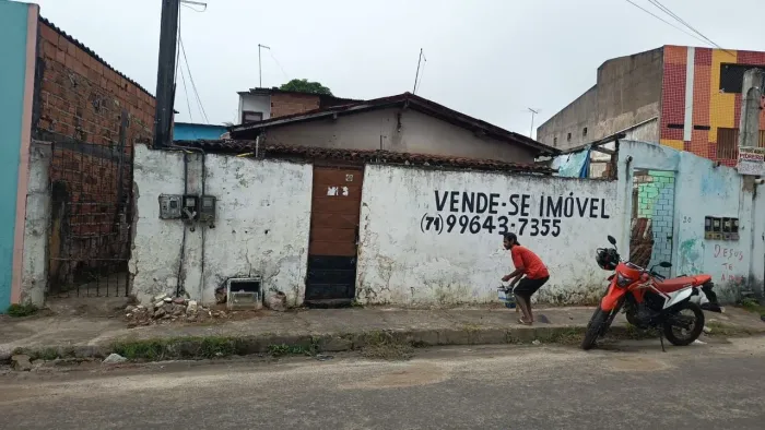 Vende-se um imóvel na avenida Paulo Souto ao lado do colégio multiplicação