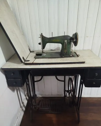 Máquina de costura Singer Fada com gabinete