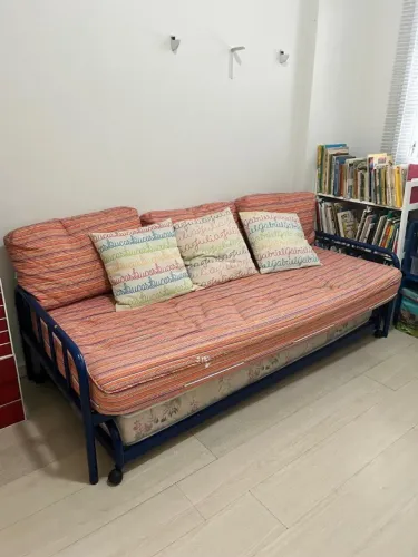 Cama/sofa tubular azul tok stok com bicama, e colchões