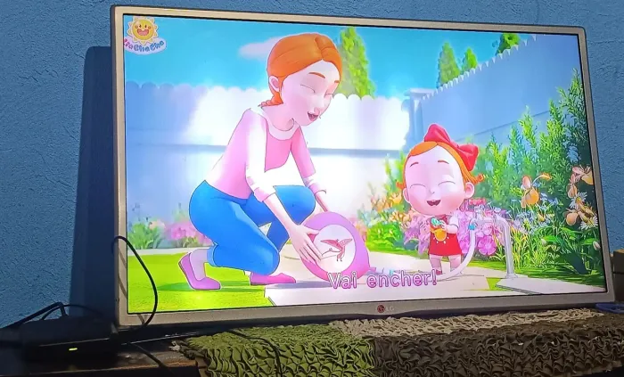 Vendo TV LG com aparelho por 600 reais.