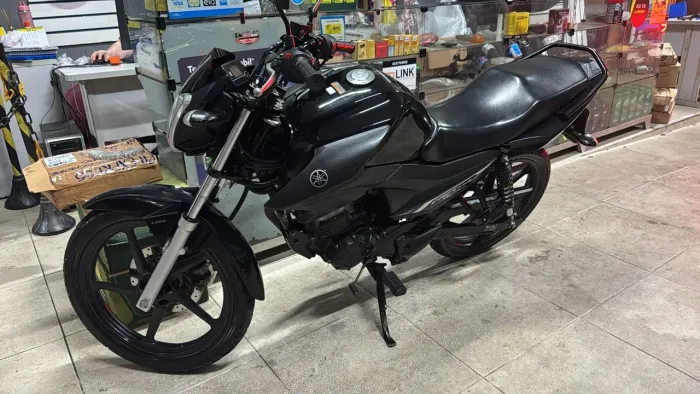 Vendo moto muito conservada toda revisada, pneu traseiro ótimo