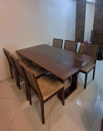 Mesa de jantar com 6 cadeiras