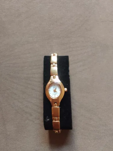 Vende se um relogio de braço fino foliado em ouro