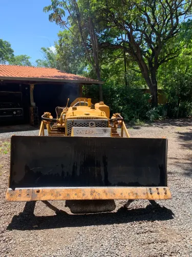Caterpillar D4 - trator antigo 