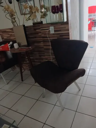 Poltrona para sala, usada em perfeito estado, com pes de alumínio.