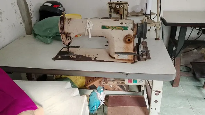Máquina de costura reta