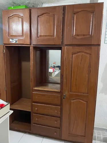 Guarda-Roupa de Madeira