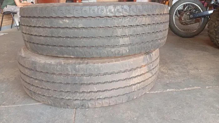 4 pneu semi novo rodou menos de 200 km. Pneus XBRI 295/80R 22.5.