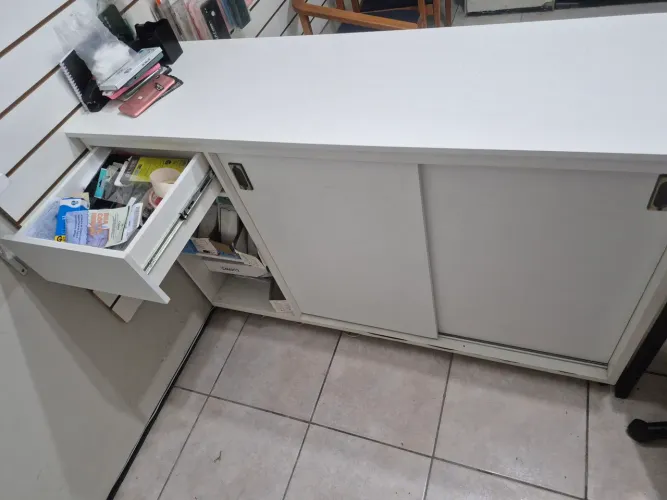 Balcão vitrene para loja MDF