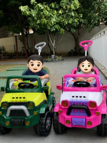 Carrinho de passeio infantil Jeep com pedal empurrador