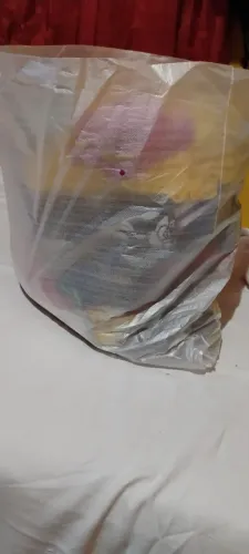 Caixa com roupas variadas mochilas também só 50