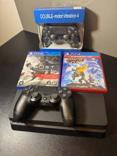 PS4 Slim lacrado + 2 controles + 2 jogos