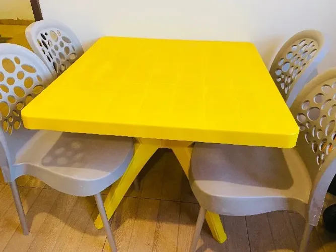 Mesa com 4 cadeiras