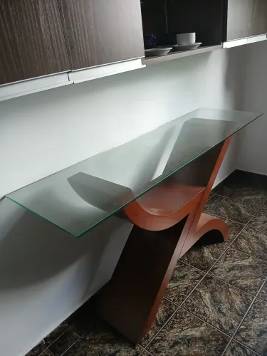 Aparador de vidro com base de madeira 