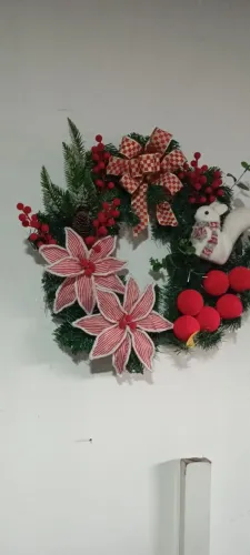 Guirlanda natalina tamanho 55/55 com fio de fada. Deixe sua porta linda para o natal!