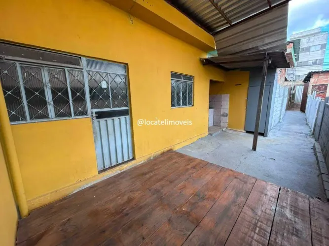 Casa de 2 quartos com vaga de garagem localizada no bairro Milionários