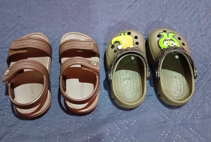 Vendendo calçados infantil.