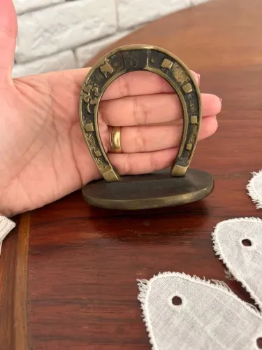 Antigo Porta-Chaves de Mesa Ferradura em Bronze