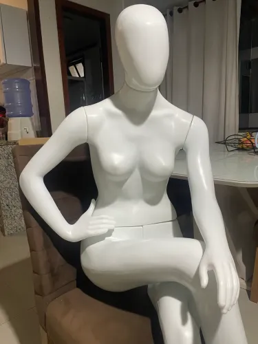 Manequim feminino sentado 
