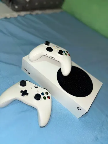 Vendo xbox series s + 2 controles+ carregador de pilhas