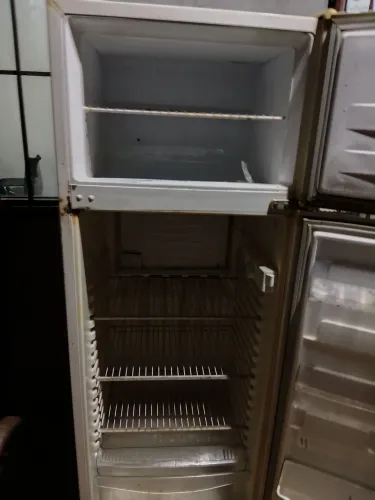 Vende se uma Geladeira consul 340 litros 