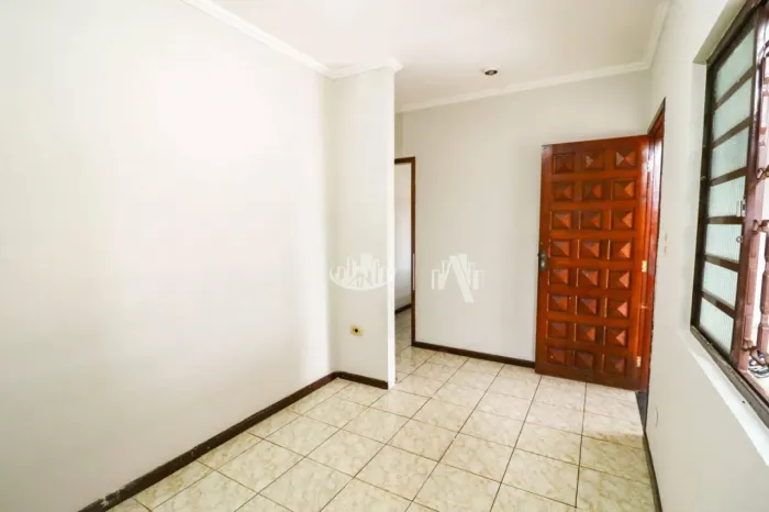 Casa com 2 quartos para alugar, 90 m² por R$ 1.900/mês - Jardim Guararapes - Londrina/PR