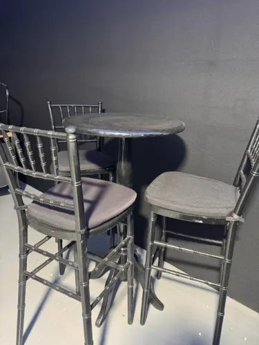 Mesa bistrô e banquetas