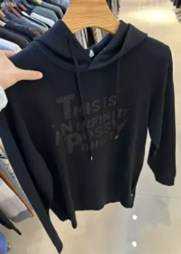 Blusa de frio com capuz preta