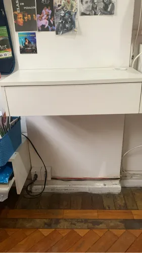 Escrivaninha/mesa suspensa para computador ou som  com gaveta para teclado