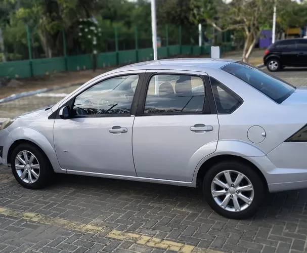 Ford Fiesta Sedan SE 1.6 8V Flex 4P 2014