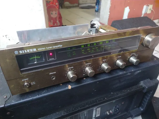 Amplificador dos 70s Silver funcionando, madeira rum
