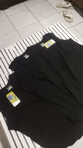3 camisetas pretas, 2 tamanho 12 e 1 tamanho 10