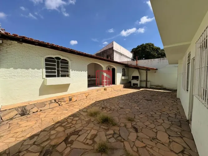Casa plana e individual à venda no bairro Alípio de Melo - conforto, espaço e excelente es