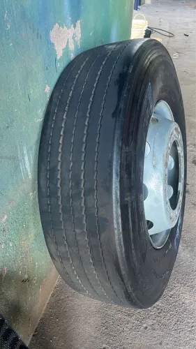 Vende-se Roda e Pneu