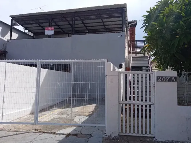 Alugo casa em Manaíra a 50 metros do mar no pavimento superior, com 3 quartos sendo 2 suít