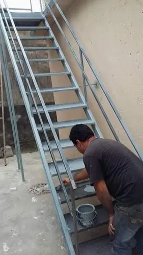 Escada de ferro e coberturas