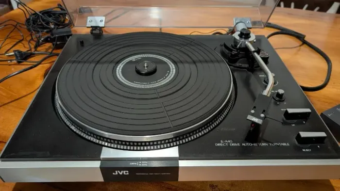 Toca-discos JVC JL-A40 + caixas Focal/JMlab + pré Behringer