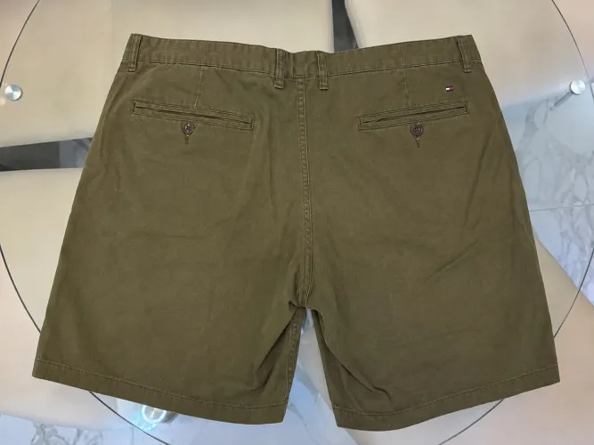 Bermuda Tommy Hilfiger Masculina Sarja verde militar tamanho 50