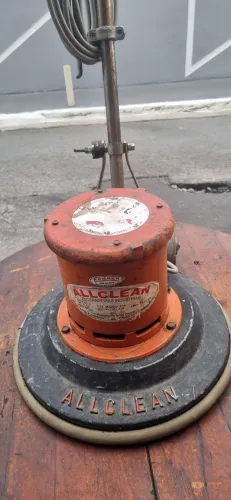 Um equipamentos pra limpeza