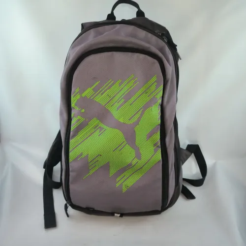 Mochila puma cinza e preta com detalhes verde