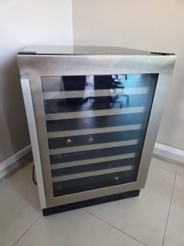Adega de vinho Hisense, refrigerada para 54 garrafas