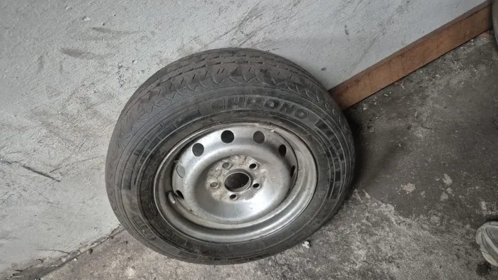 Roda e pneus para hr em ótimo estado pneu 195/70/15