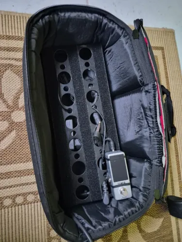 Pedal board para violão guitarra baixo com bag e afinador rowin + fonte para 4 pedais