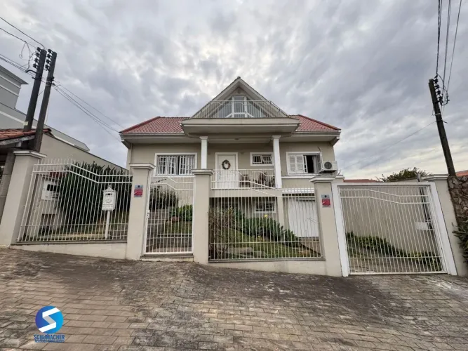 Casa de 280 metros quadrados, 3 Quartos e 2 vagas em Canoas.