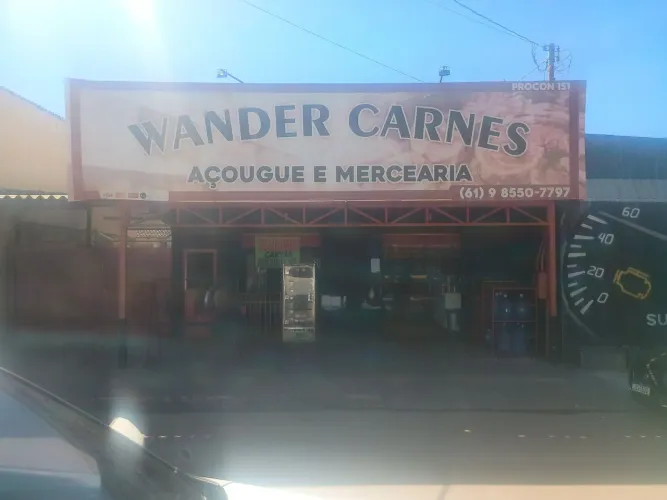 Açougue e mercearia.