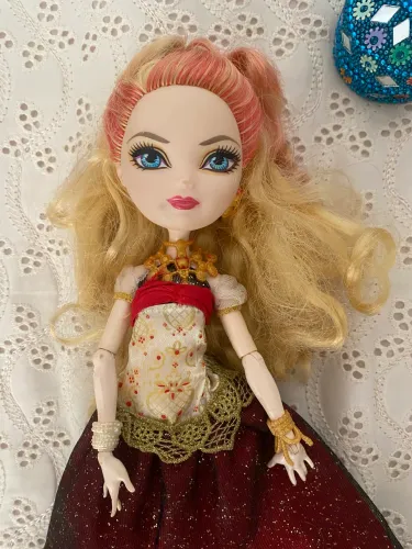 Boneca Ever After High Apple White