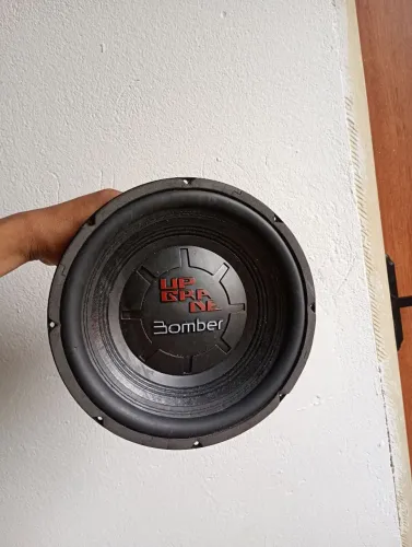 Vendo um alto falante sub de 10 400 RMS 