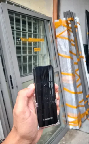 Porta balcão com persiana linha Gold automática cinza 